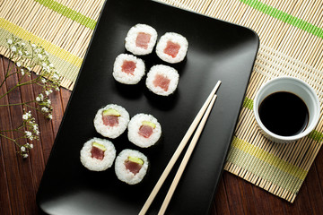 maki sushi with raw tuna