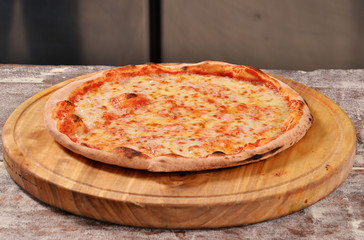 Una pizza margarita recien horneada.