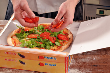 Preparando pizza lista para la entrega.cajas de pizza.