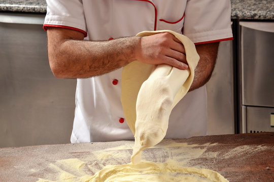 Preparando la masa para la pizza.
