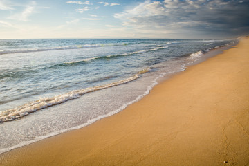 Fototapeta na wymiar paisaje de playa desierta sin objetos ni personas
