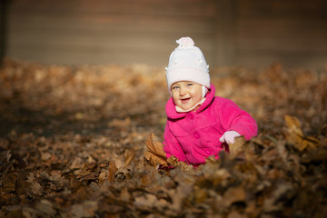 Mała dziewczynka w jesiennych liściach © Patryk Michalski