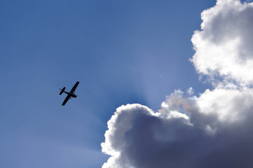 Самолет на фоне неба