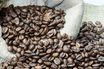 Geröstete Kaffee in einem Juttesack