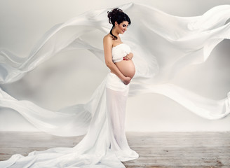 Fototapeta na wymiar pregnant woman