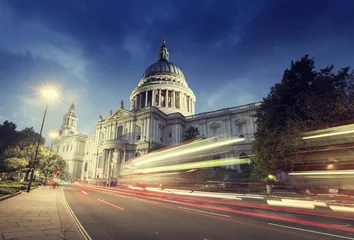 St Paul& 39 s Cathedral und fahrender Doppeldeckerbus, London, UK © Iakov Kalinin