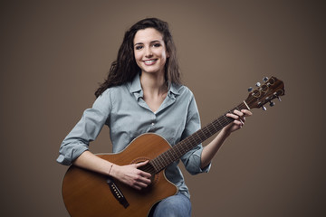 Obraz premium Beautiful girl playing guitar