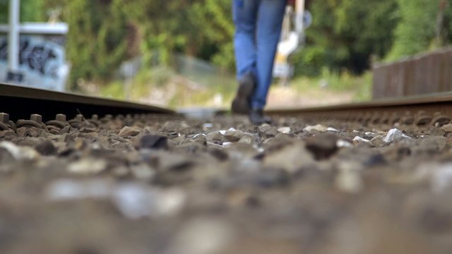 camminare rotaie ragazzo
