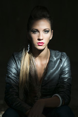 Naklejka premium ragazza nella penombra