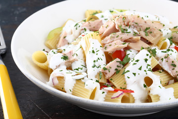 pasta maccheroni con tonno e verdure