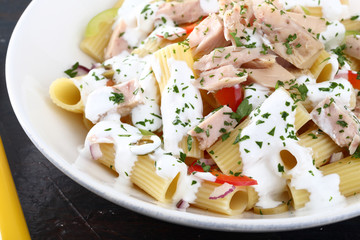 pasta maccheroni con tonno e verdure