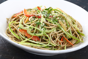 pasta spaghetti integrali con verdure