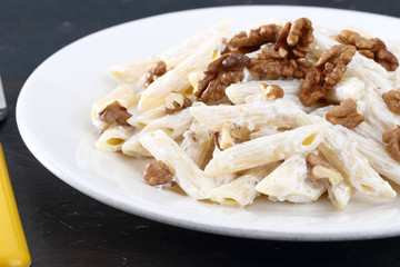 pasta penne con noci