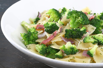 pasta insalata con broccoli e bacon