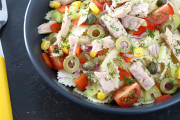 pasta insalata con verdure e tonno
