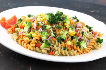 pasta fusilli colorati con verdure