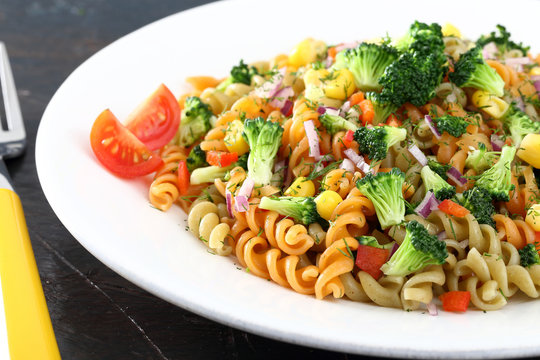 pasta fusilli colorati con verdure