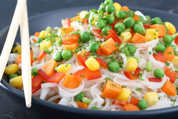 pasta spaghetti di riso con verdure