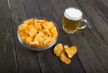 kartoffelchips und Bier