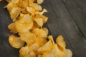 kartoffelchips auf Holzuntergrund