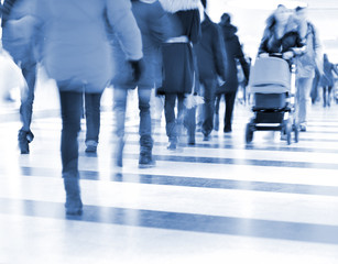 Obraz premium Crowd walking on tiled shopping street