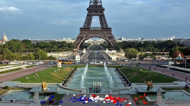 Sfere si frantumano davanti Eiffel formando bandiera Francia