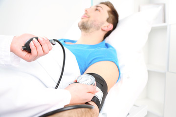 Obraz premium Doctor measuring patient pressure close up