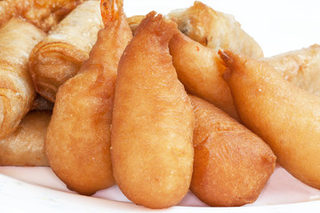 Plats chinois variés sur fond blanc 