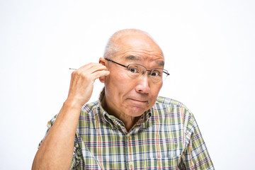 Fototapeta premium 耳掃除をするシニア