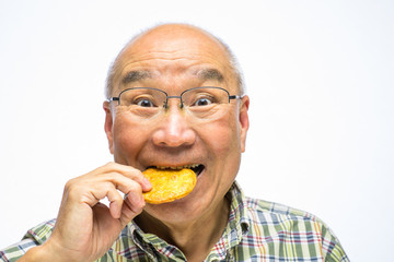 煎餅を食べるシニア