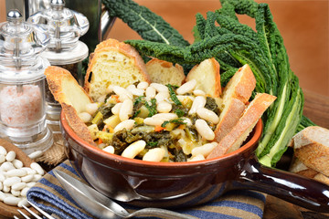ciotola di ribollita toscana