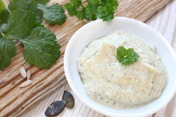 Vegetarischer Brotaufstrich mit Kräutern