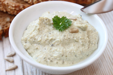 Vegetarischer Brotaufstrich mit Kräutern
