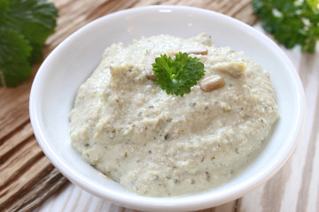 Vegetarischer Brotaufstrich mit Kräutern