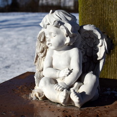 Snowy Angel - Engelsfigur im Schnee