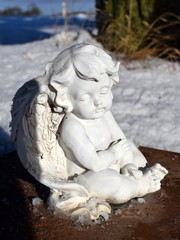 Snowy Angel - Engelsfigur im Schnee