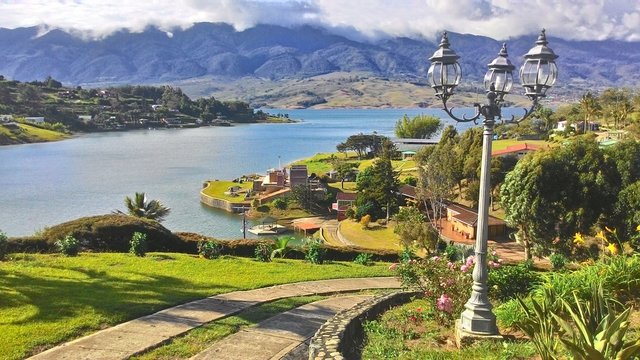 Tarde Soleada Lago Calima