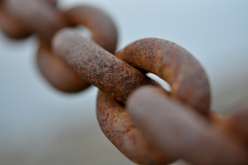 rostige Kette / rusty chain with blurred outside focus