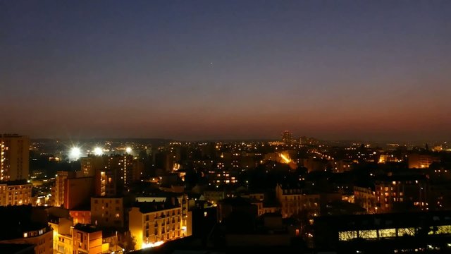 Time-lapse d'un coucher de soleil et de la nuit qui tombe