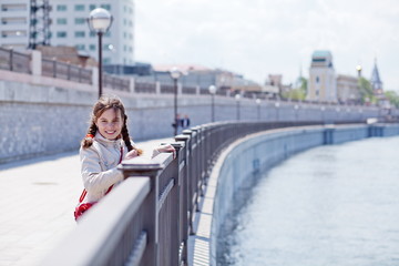 Obraz na płótnie Canvas Teen girl on the waterfront.