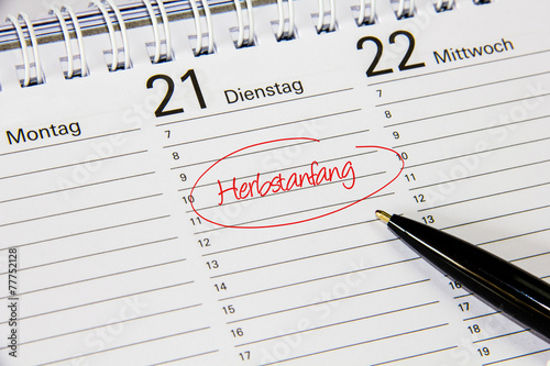 "Kalender mit Notiz Herbstanfang" Stockfotos und lizenzfreie Bilder auf