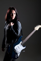 Frau mit E Gitarre im Schatten Licht Porträt