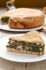 Torta salata ripiena di spinaci e salsiccia