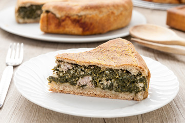 Torta salata ripiena di spinaci e salsiccia