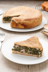 Torta salata ripiena di spinaci e salsiccia