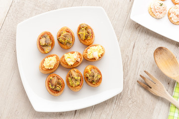 Vol-au-vent di pasta sfoglia ripieni