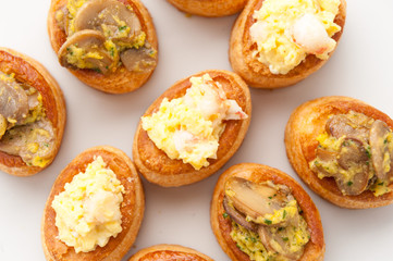 Vol-au-vent di pasta sfoglia ripieni