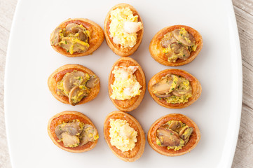 Vol-au-vent di pasta sfoglia ripieni