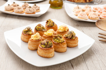 Vol-au-vent di pasta sfoglia ripieni