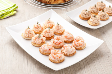 Crostini con spuma di salmone affumicato e  con  gamberetti